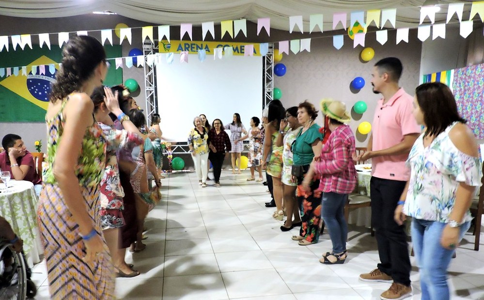 Participantes do Roda de Vida danando quadrilha no So Joo