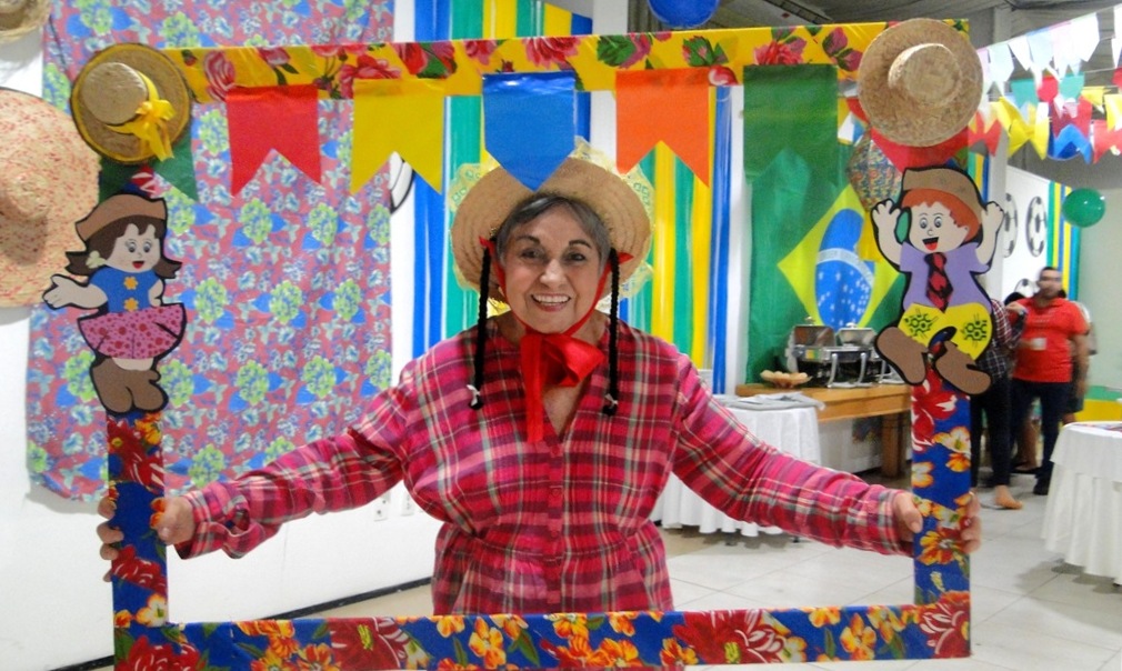 Uma das participantes do Roda de Vida posando para foto no São João