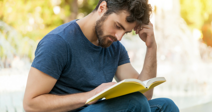 homem-concentrando-leitura