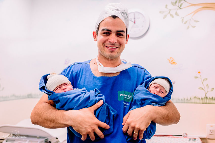 Esposo de Mariah, Matheus Borges, segurando seus bebês. (Foto: Natália Braga)