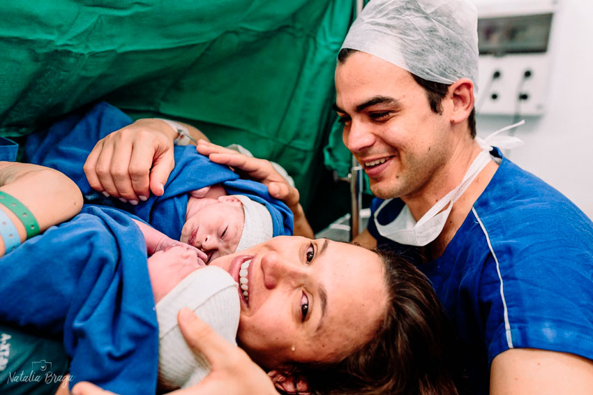 Mariah Santiago ao lado de seu esposo Matheus Borges com seus bebês. (Foto: Natália Braga)