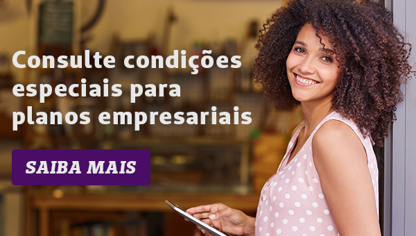 Empreendedora segurando um tablet e,  esquerda, a frase "Consulte condies especiais para planos empresariais. Saiba mais."