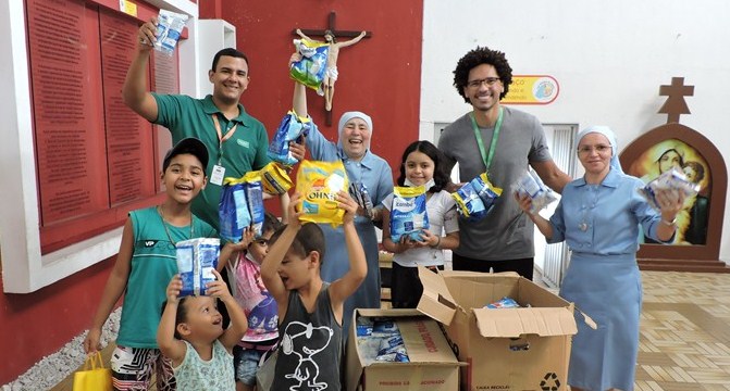 Colaboradores da Unimed Fortaleza realizando a entrega de alimentos na instituio