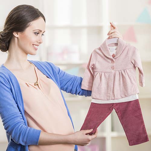 Mulher escolhendo roupa para o seu beb