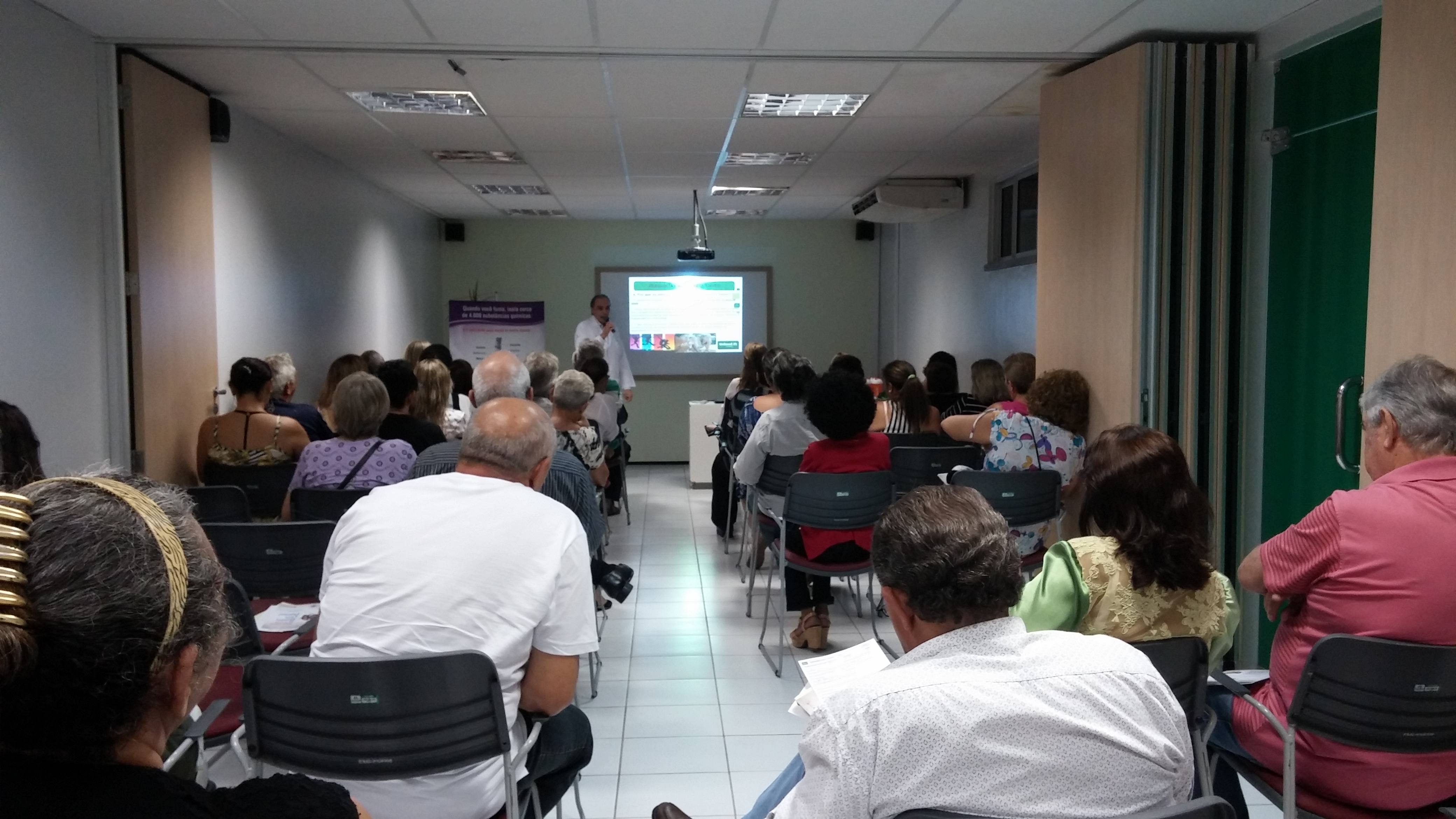 Evento em aluso ao Dia Nacional de Combate ao Fumo rene ex-fumantes em roda de conversa