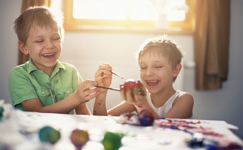 Meninos pintando sorrindo