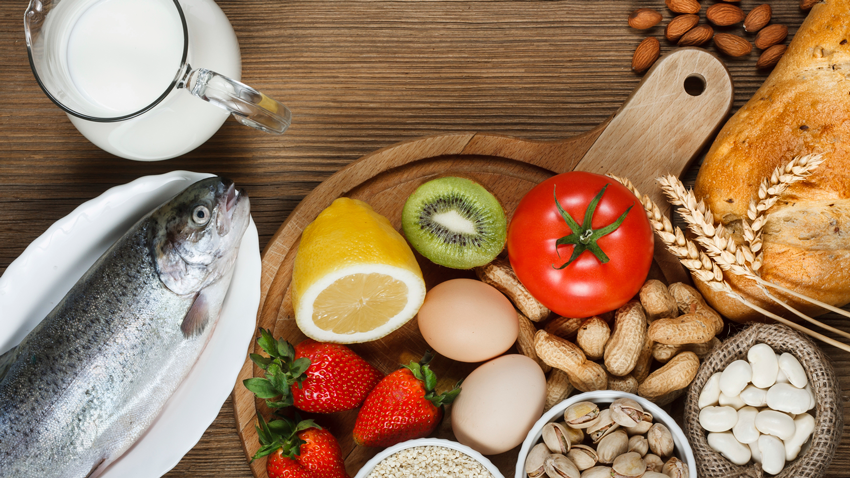 Alimentos variados em cima da mesa