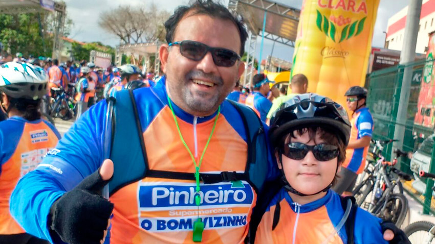 Cliente Helder Pontes e seu filho preparados para andar de bicicleta