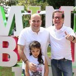 O Presidente da Unimed Fortaleza Dr. João Borges, ao lado do Prefeito Roberto e de sua filha Roberta