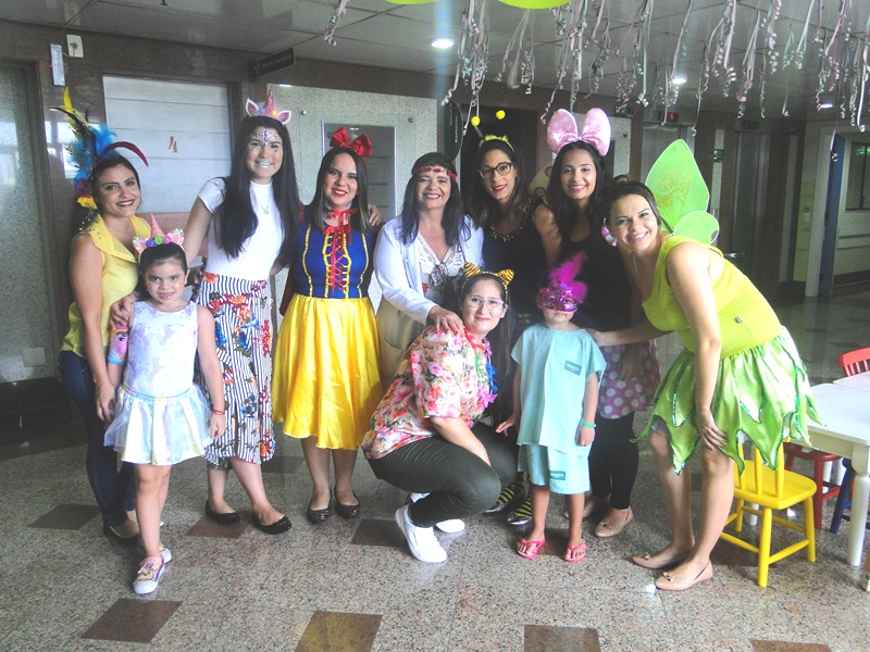 Ao de carnaval anima pequenos pacientes do HRU