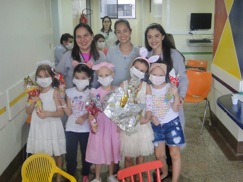 Teatro, caa aos ovos e chocolates animam Pscoa da pediatria do HRU