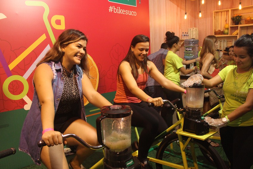 Amigas pedalam para fazer juntas seus sucos