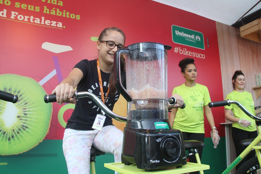 Criana pedalando na bicicleta para bater seu prprio suco