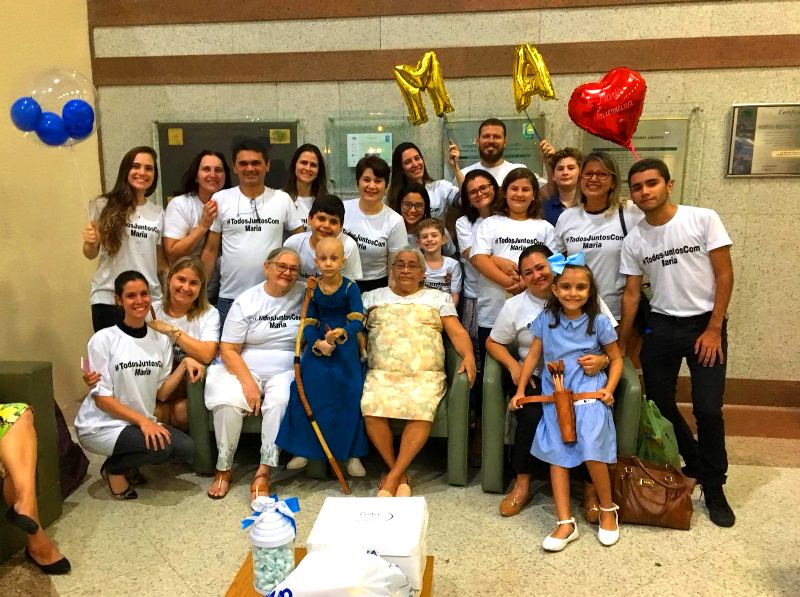 Familiares da Maria Alice junto com ela, sorridentes e felizes na recepo do Hospital Regional Unimed