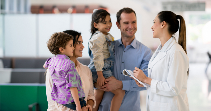 Mdica atende famlia em um hospital