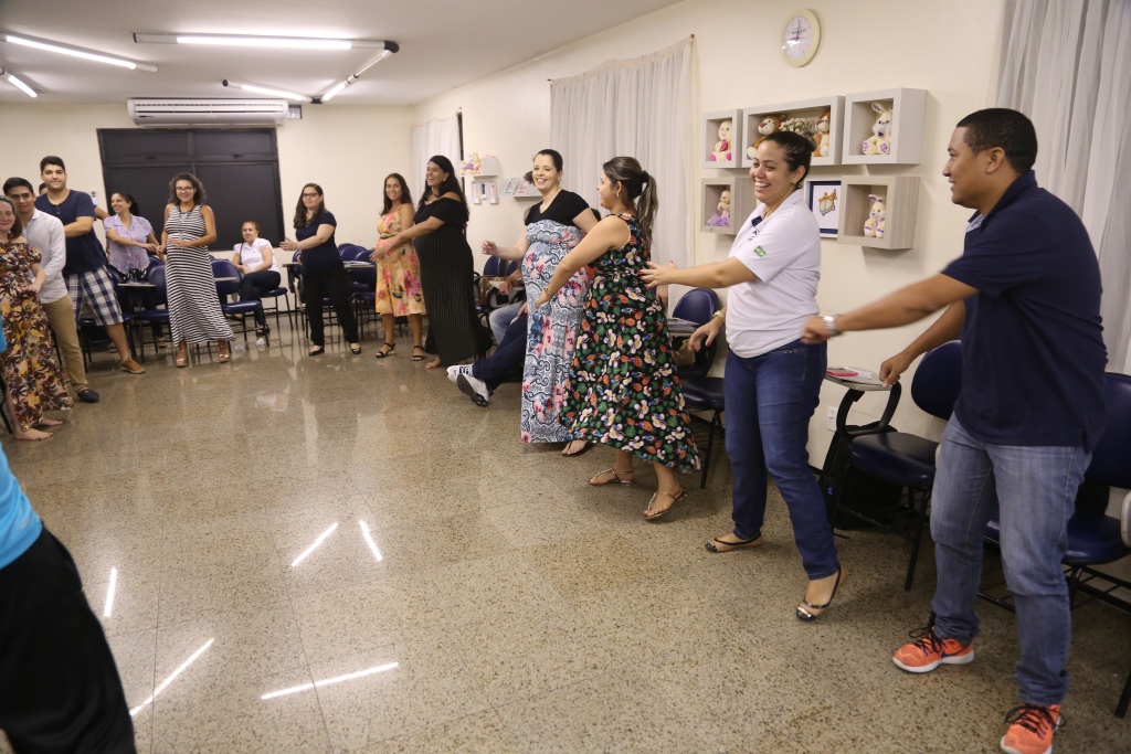 Participantes do Dia de Mama realizando zumba no evento