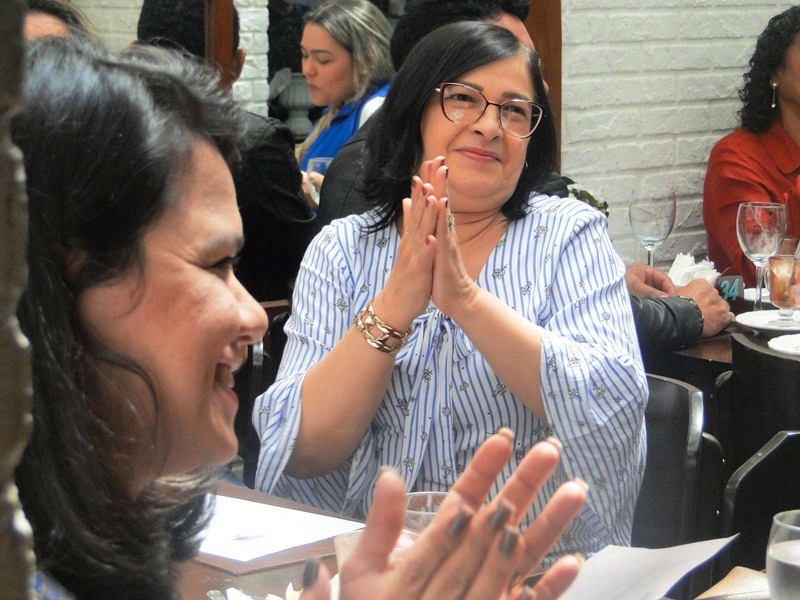 Uma das participantes do Roda de Vida batendo palma