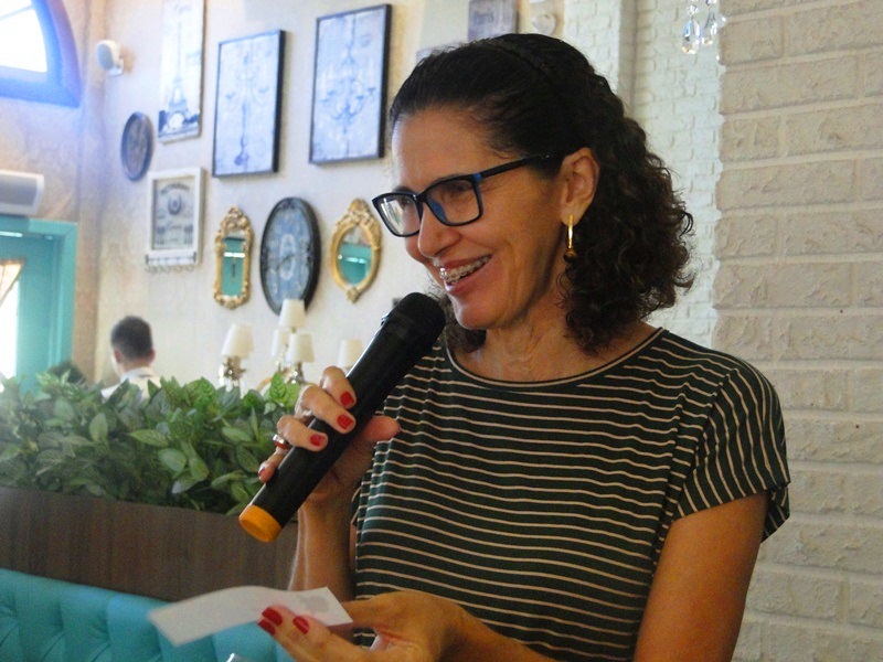 Uma das participantes do Roda de Vida lendo um bilhetinho no microfone