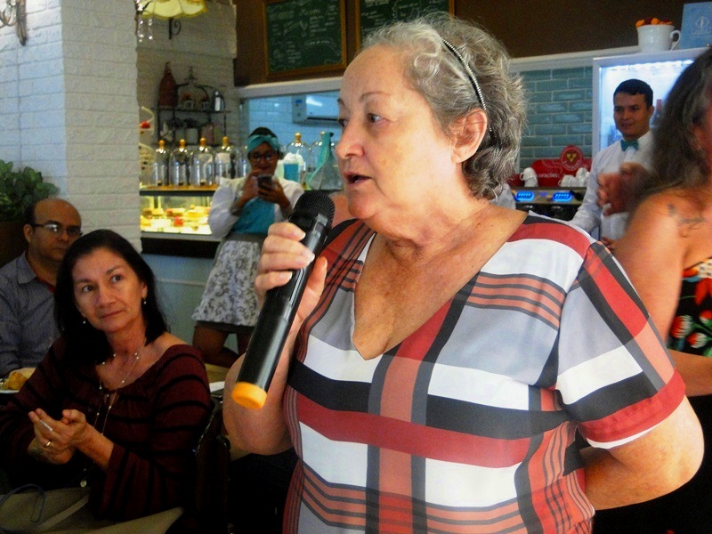 Uma das participantes do Roda de Vida falando no microfone para as outras