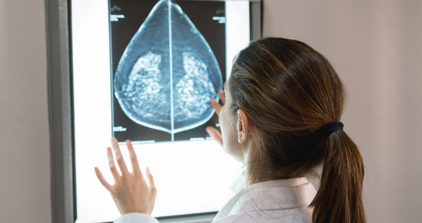 Mdica analisando mamografia de paciente