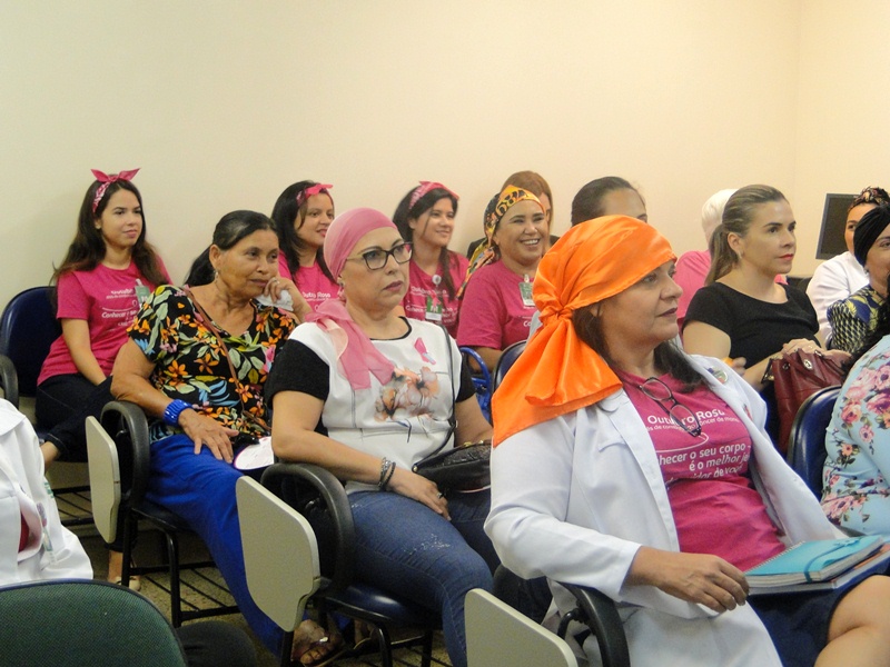 Participantes da unidade de oncologia do HRU assistindo a palesta sobre outubro rosa