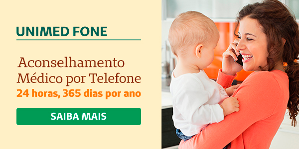 me com filho no colo em casa falando ao telefone