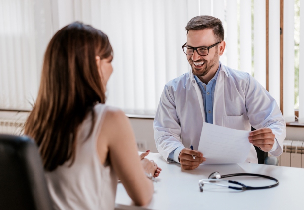 mulher em consultório médico