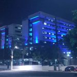 Foto da fachada do Hospital Regional Unimed com iluminao azul