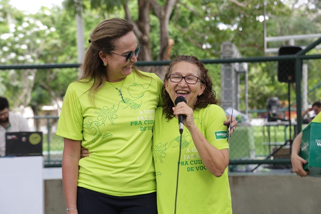 Apresentadoras do evento Dia da Familia com microfone na mão