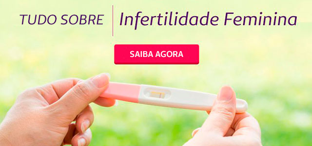 Banner com duas mãos segurando um teste de gravidez e o texto acima da imagem "Tudo sobre infertilidade feminina" com o botão "Saiba agora"