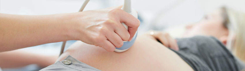Mulher grvida realizando ultrassom