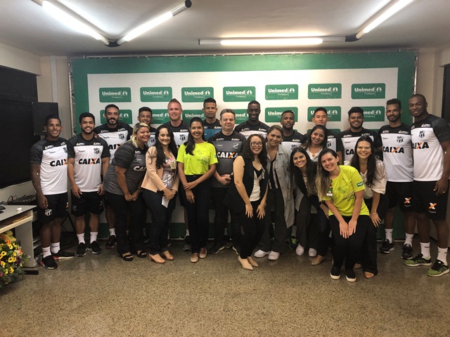 Foto dos jogadores do Cear Sporting Clube com alguns colaboradores da Unimed Fortaleza