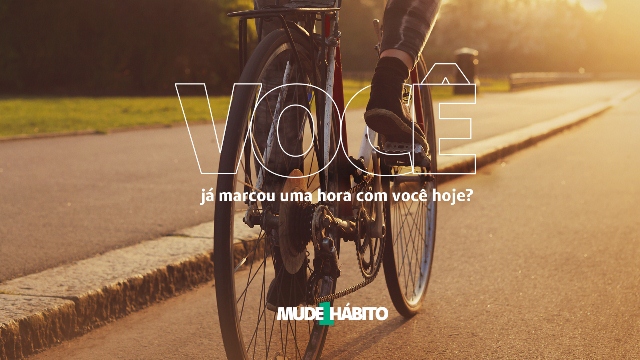 Imagem da campanha Mude1Hbito com uma pessoa pedalando e a frase "Voc j marcou uma hora com voc?" ao centro