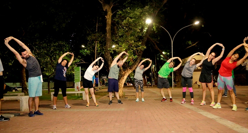 Clientes se alongando na inauguração da turma da Unimed Ativa na Praça das Flores