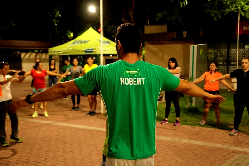 Professor realizando alongamento na inauguração da turma da Unimed Ativa na Praça das Flores
