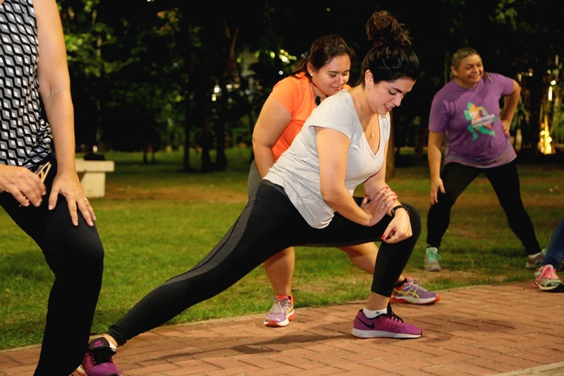 Uma das participantes se alongando na inauguração da turma da Unimed Ativa na Praça das Flores