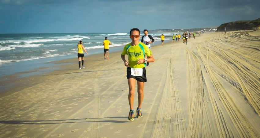 Desportista Flix Luis correndo meia maratona no litoral cearense