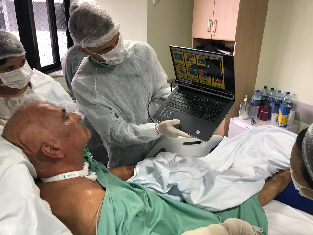 Paciente realizando uso da tecnologia assistiva no Hospital Regional Unimed