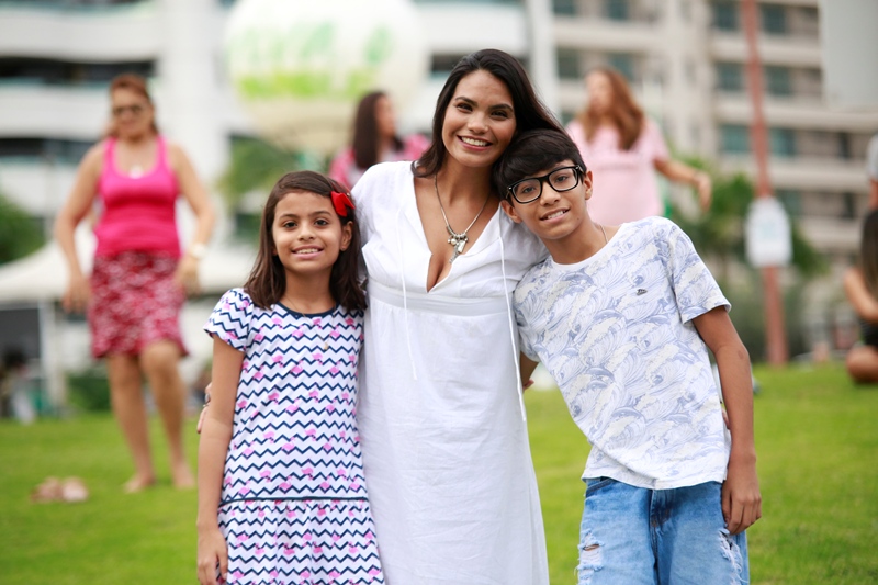 Foto de uma mãe com seus filhos no evento do Parque do Cocó