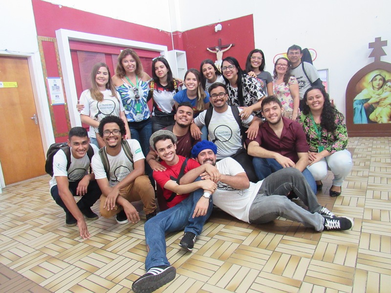 Equipe que realizou a doação de leite em pó com alguns responsáveis pelo Lar Amigos de Jesus