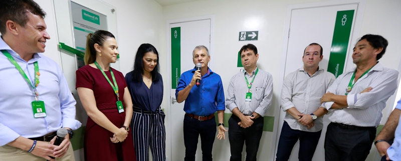 Presidente da Unimed Fortaleza, Dr. Elias Leite, com outros responsáveis pela entrega da unidade em Maracanaú juntos com o prefeito de Maracanaú
