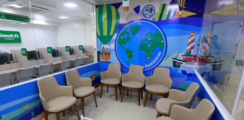 Nova sala de espera infantil ambientada com desenhos infantis