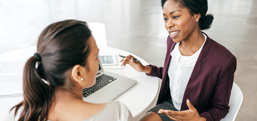 Mulher de negcios conversando com sua Business Parter sobre sua empresa