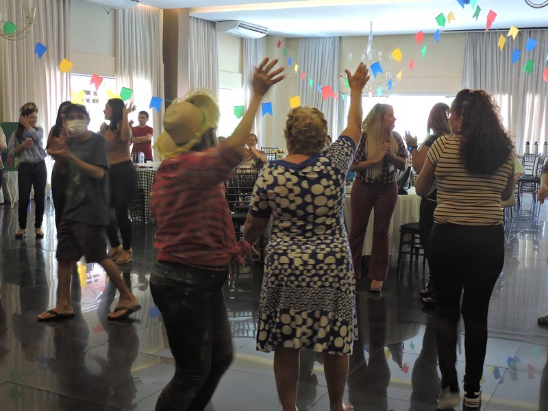 Participantes comemorando o São João do Roda de Vida
