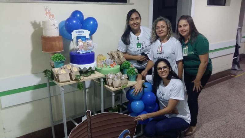 Colaboradores que fazem parte do projeto 'Nosso Jeito de Cuidar' do Hospital Regional Unimed realizando um aniversrio surpresa