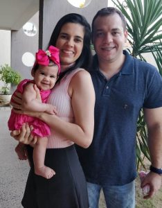 marcela-com-sua-filha-maite-ao-lado-de-seu-esposo