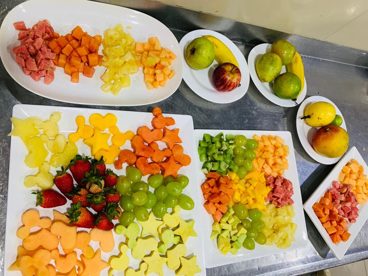 diversas-frutas-bem-coloridas-cortadas-em-formatos-de-estrelas-coracoes-mickey-e-cubinhos