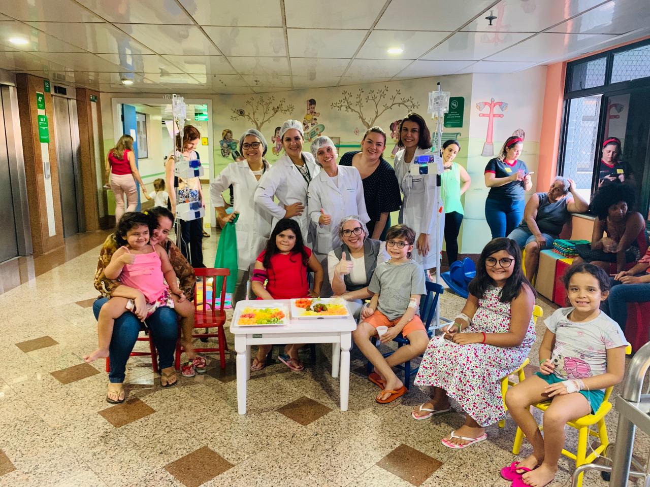 equipe-de-nutricao-e-dietetica-do-hospital-regional-unimed-com-as-criancas-participantes-do-projeto