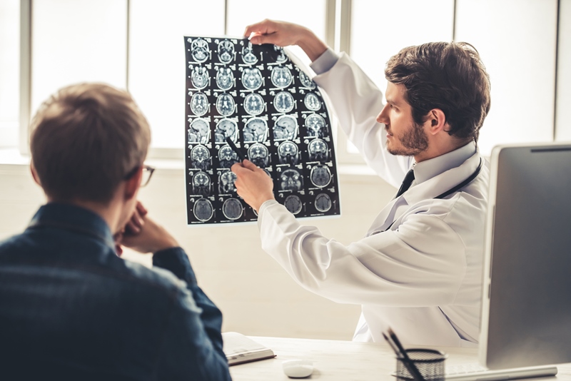 Médico mostrando para paciente como ocorre o AVC