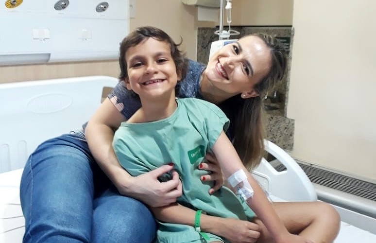 maria-clara-machado-romao-e-sua-mae-abracadas-e-sorrindo-no-leito